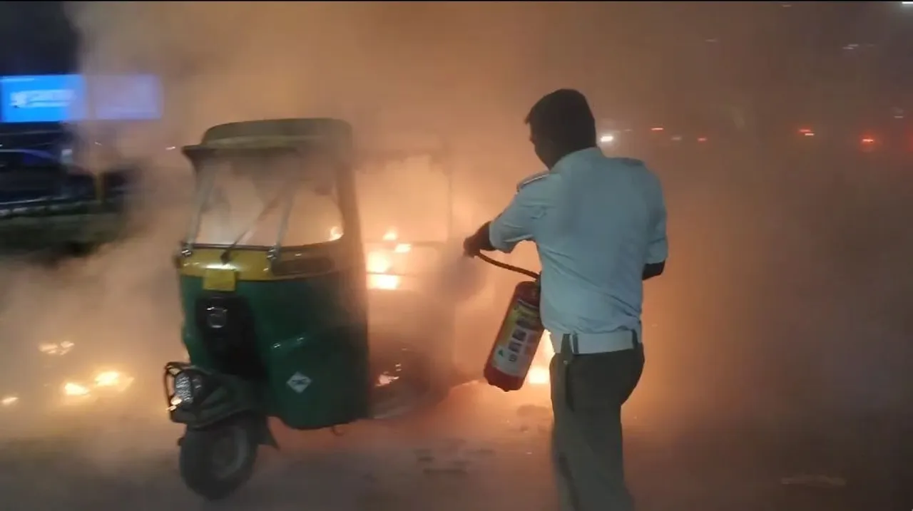 CNG auto catches fire near Anupam crossroads, prompt police action averts mishap