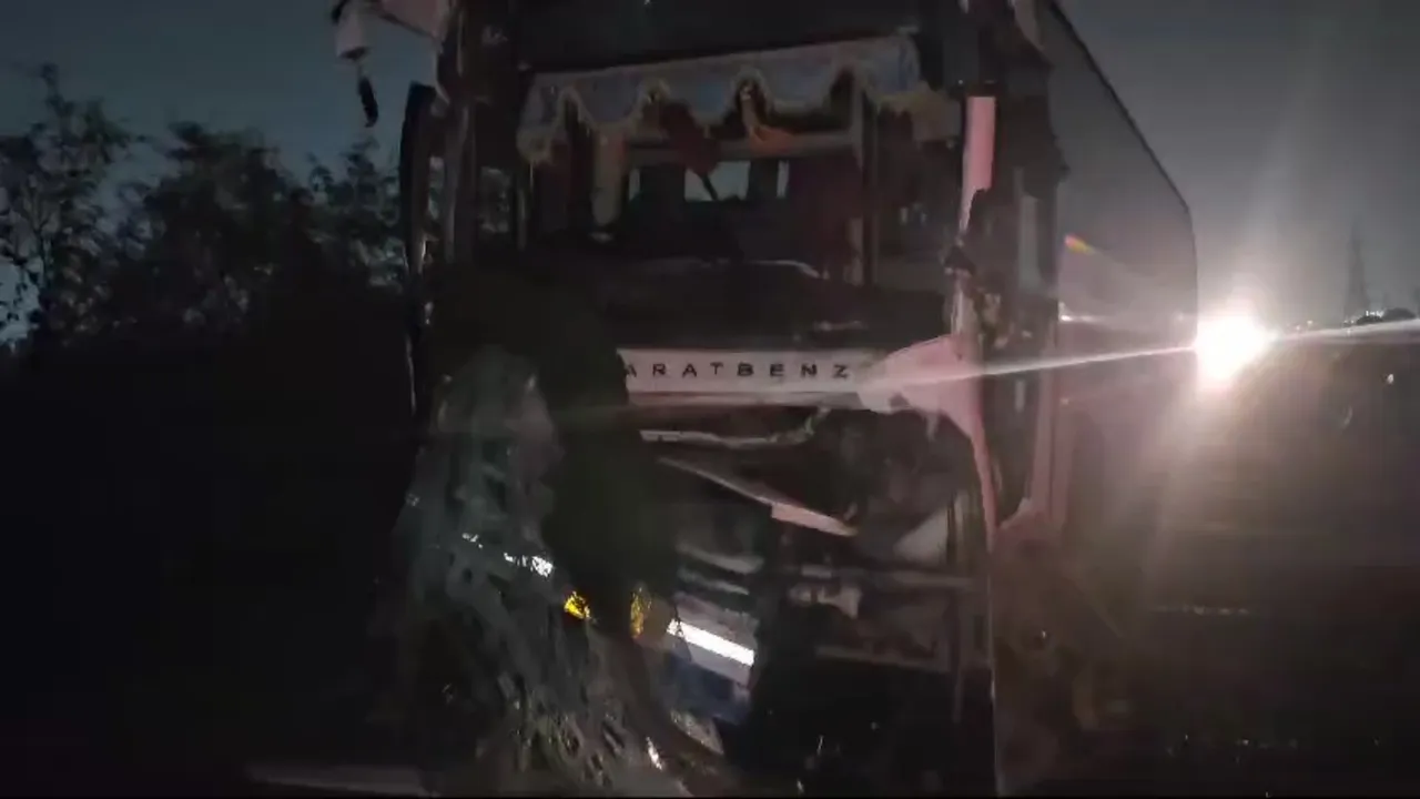 Reliance company bus meets with an accident in Dahej, major loss averted
