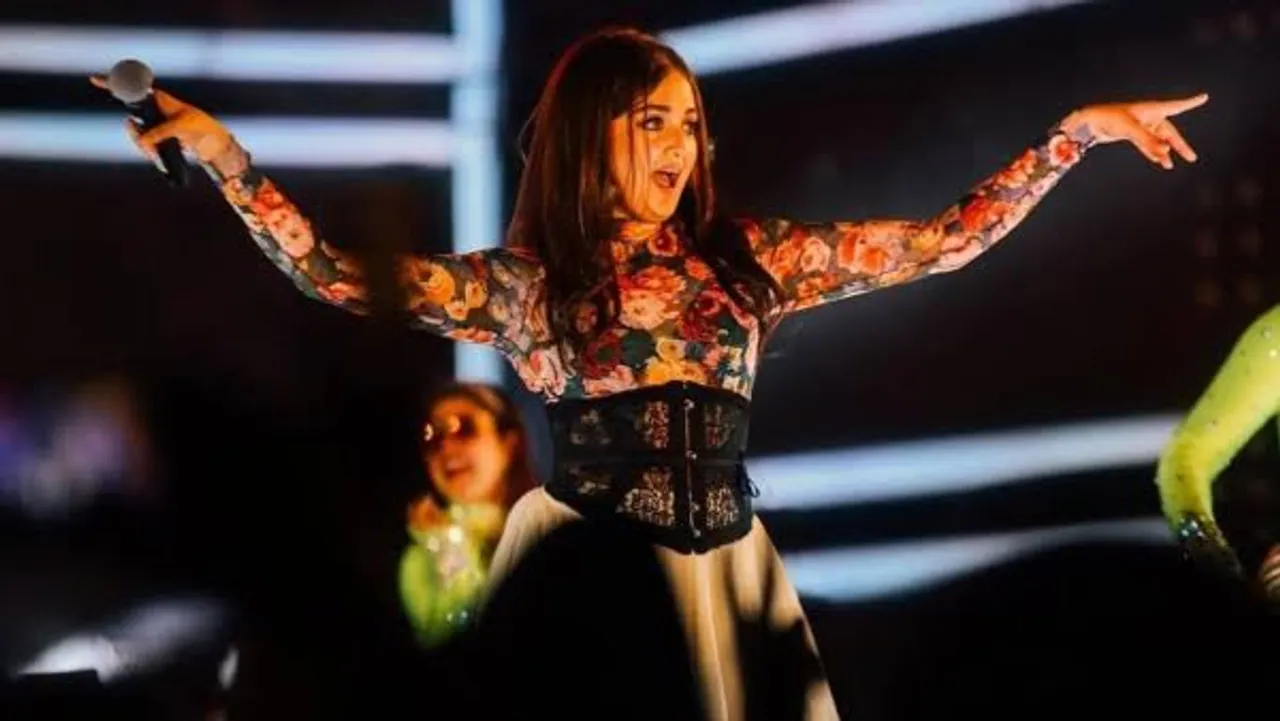 Known for her chartbusters like ‘Sawaar Loon’ and ‘Moh Moh Ke Dhaage,’ Thakur was performing at the Dinhata Festival when she abruptly began experiencing breathing difficulties.