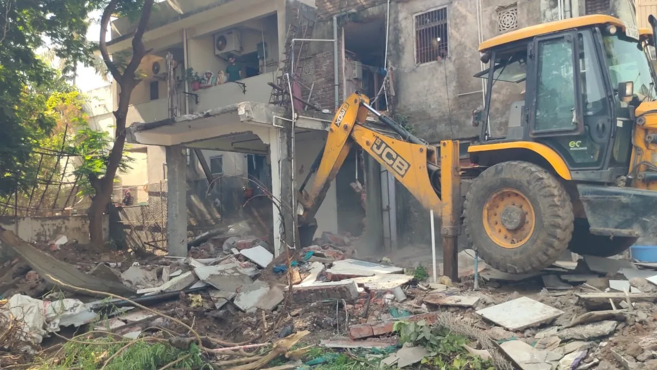 Ankleshwar: Administration launches drive to remove illegal encroachments on main Roads, police deployed
