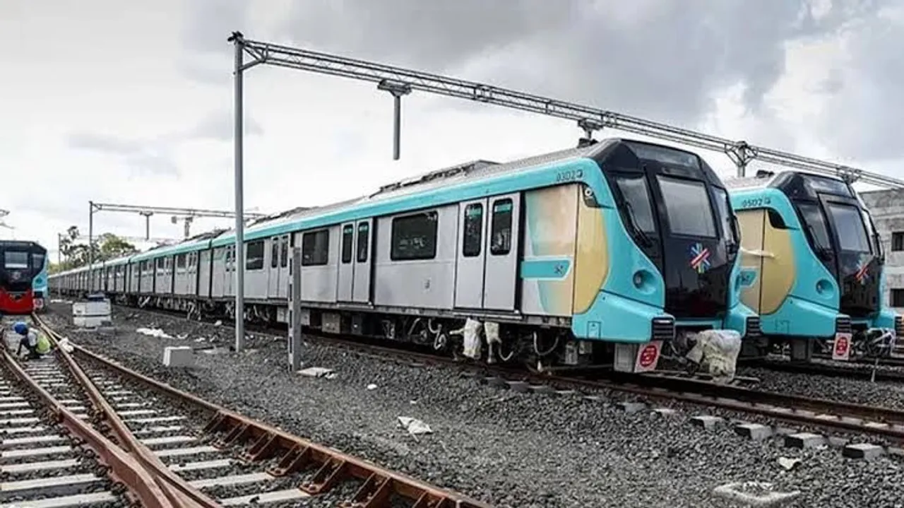 Mumbai Metro sees heavy rush as trains get delayed due to technical snag