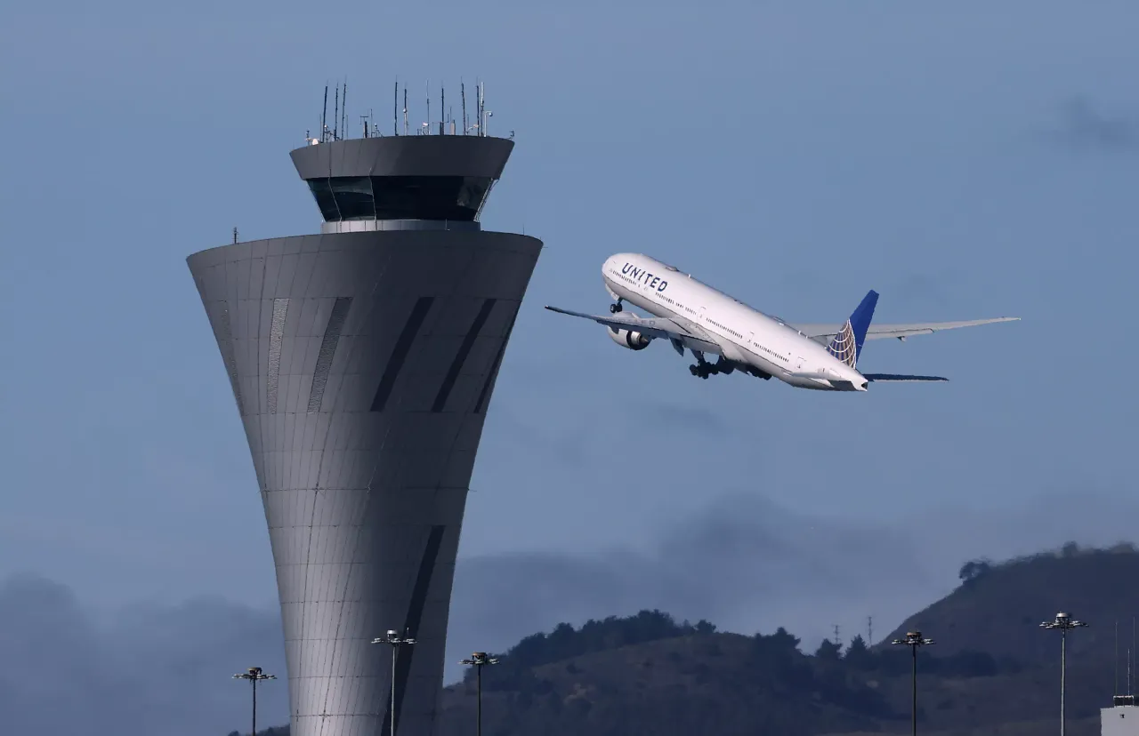 US Govt shutdown grounds hundreds of flights