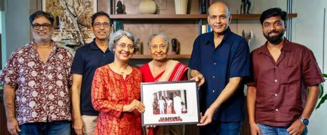 Ahead of the 'Manvat Murders' release, Ashutosh Gowariker met DSP Ramakant Kulkarni's family and honored the officer for his bravery