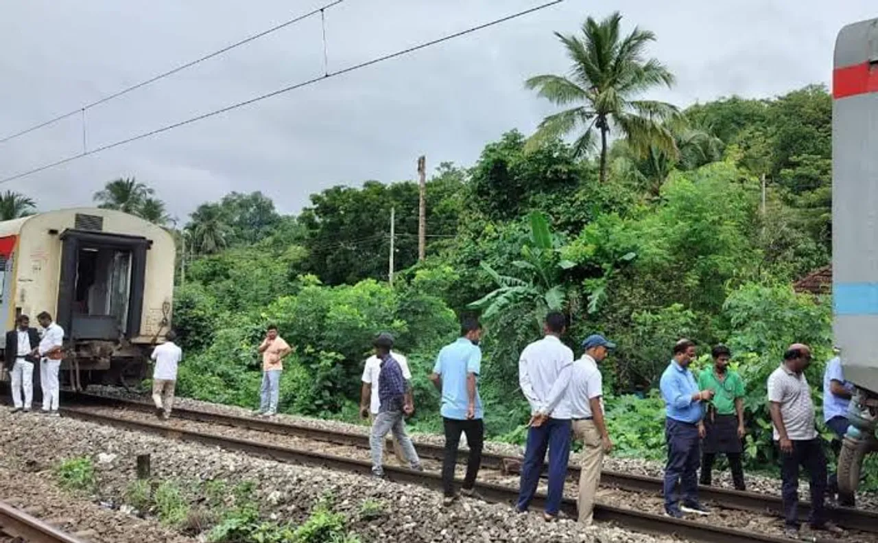 Train bogie detaches from engine at Thrissur
