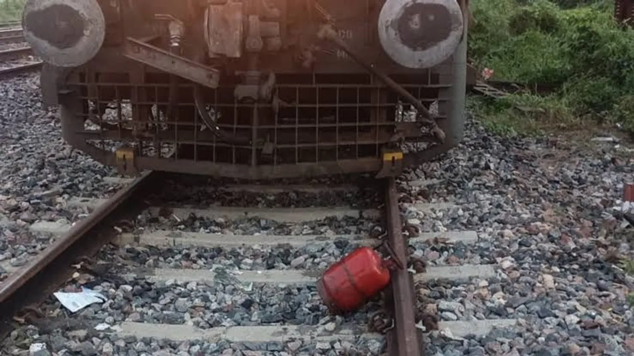 LPG cylinder found on rail tracks on Kanpur-Prayagraj route