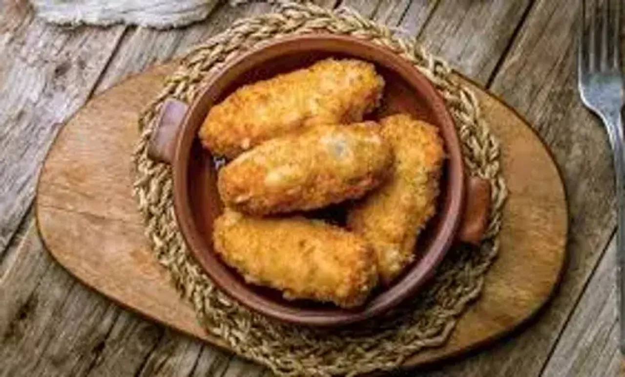 Cheesy Paneer Bread Rolls Recipe: Enjoy these cheesy melt paneer bread rolls alongside your favorite chutneys or schezwan dip