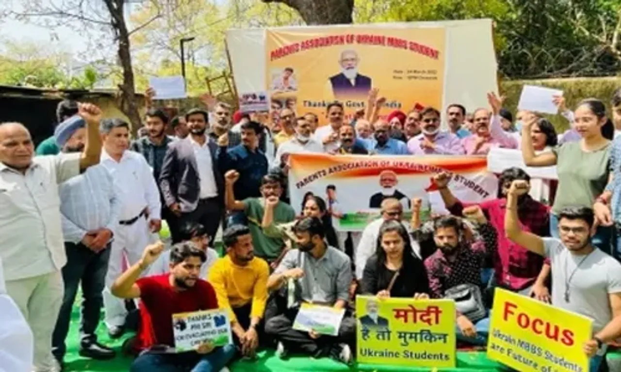 Ukraine returned students gather at Delhi's Jantar Mantar, demands admission to Indian institutions