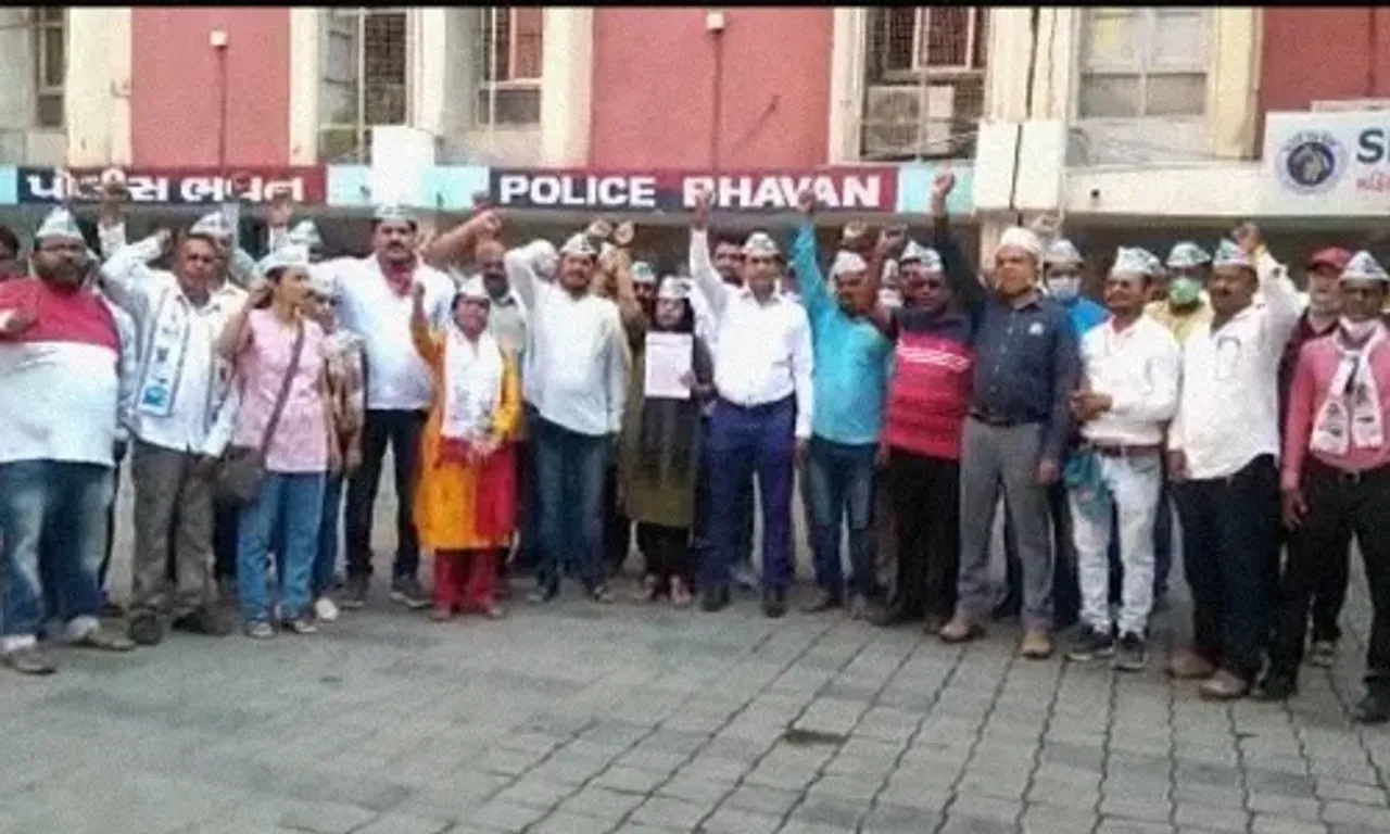 Aam Aadmi Party Vadodara extend support to policemen protesting for their rights on social media