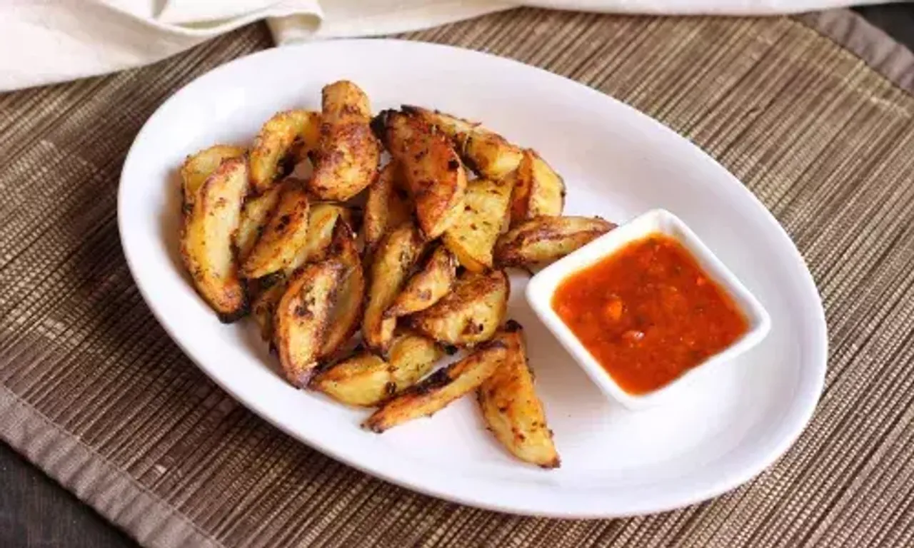 Chilli Garlic Wedges recipe: These crunchy Chilli Garlic Wedges will deficiently become your ultimate favourite