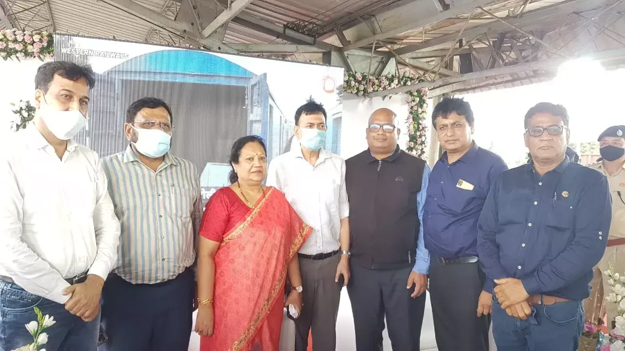 MOSR Darshana Jardosh flagged off a Textile Parcel Special train from Udhna to Danapur/Ram Dayalu Nagar