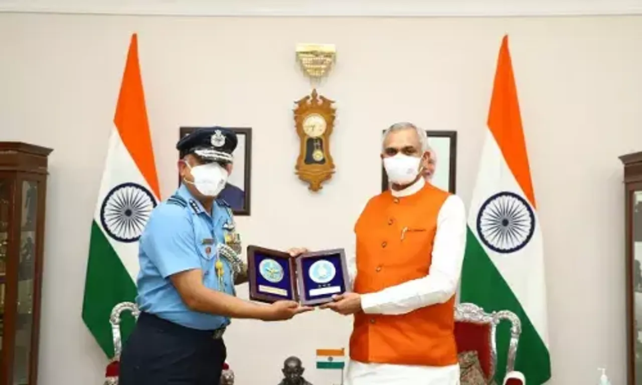 Air Officer Commanding-in-Chief, South Western Air Command calls on Governor of Gujarat