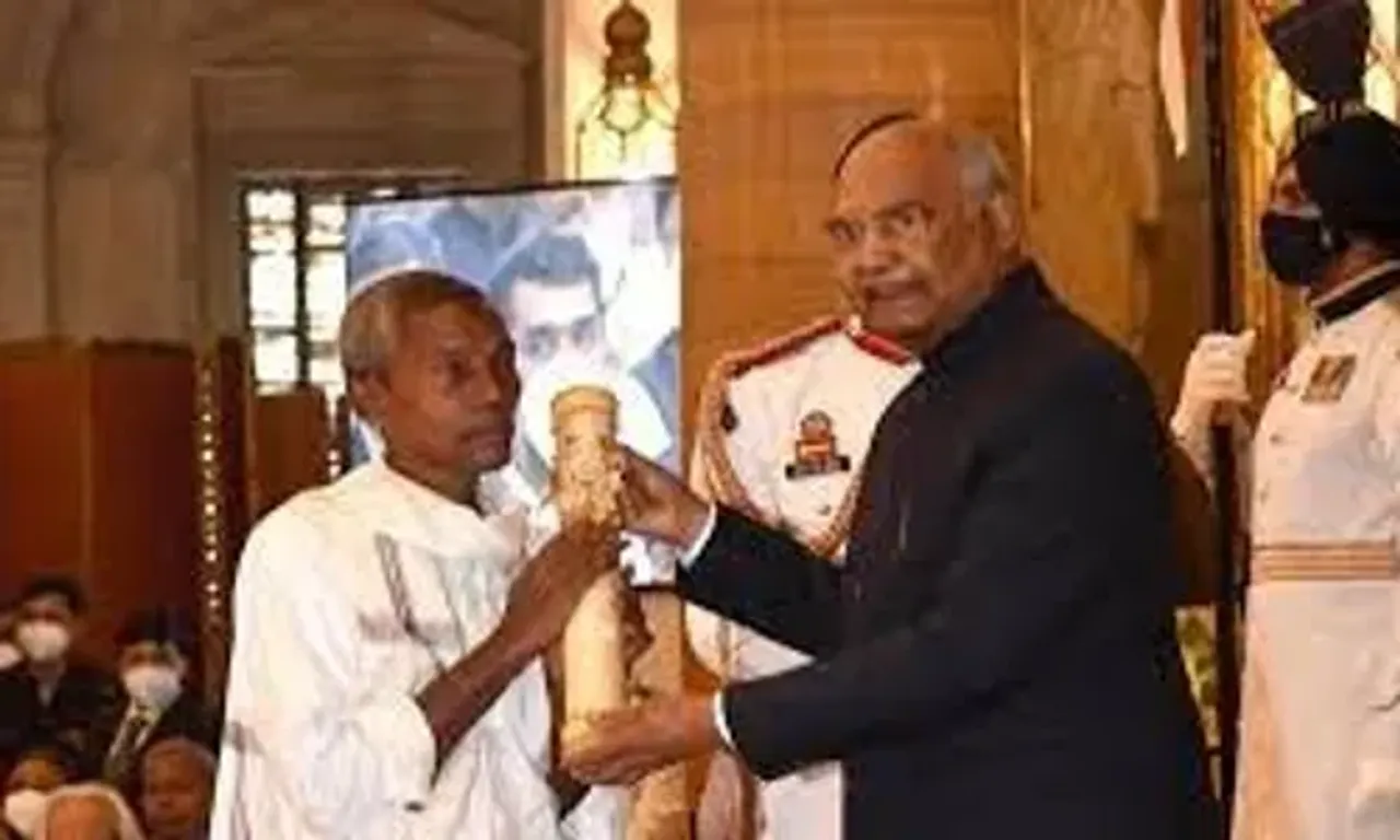 Harekala Hajabba, an orange vendor from Mangaluru receives Padma Shri who built a school with his life savings