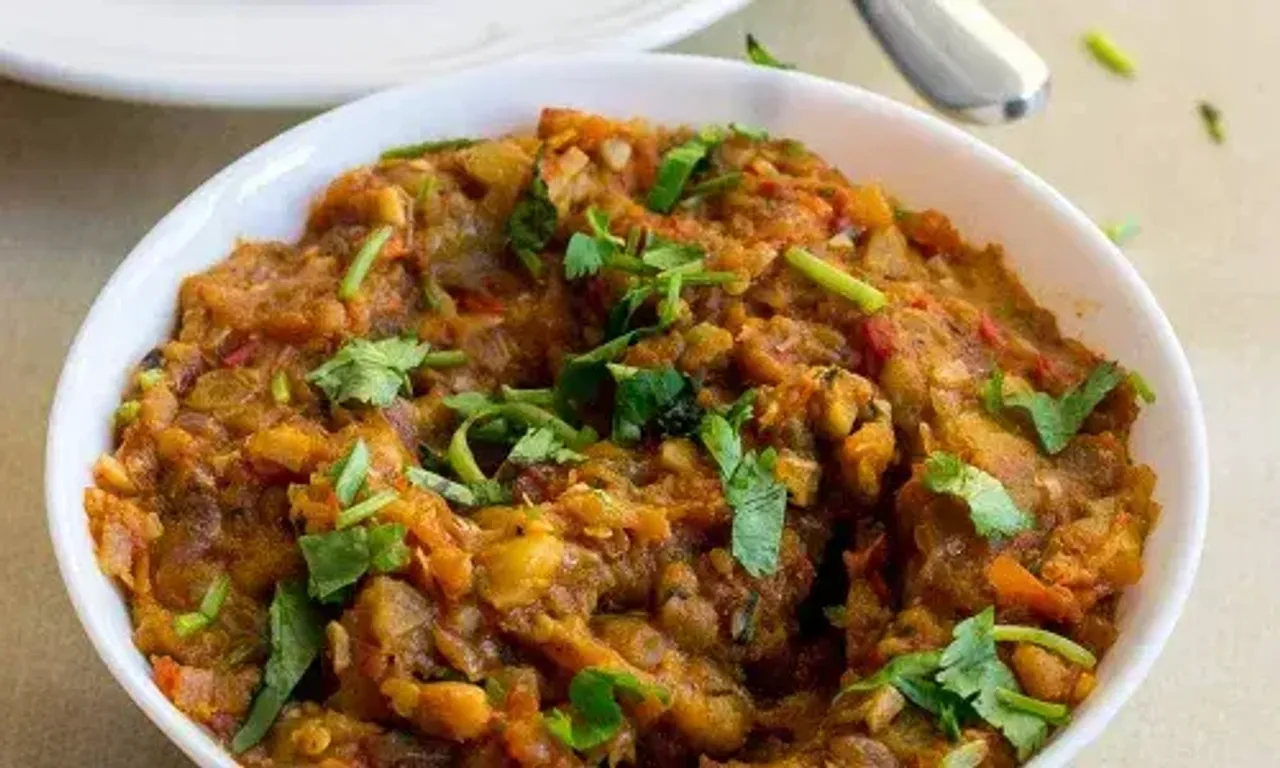 A fire-roasted, smoky and flavorful Indian curry, Baingan bharta