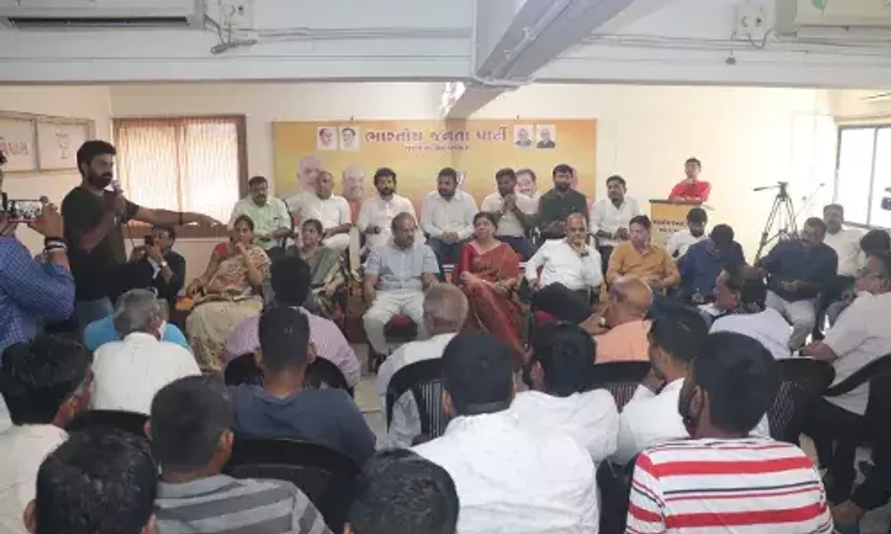 Meeting with cattle keepers in view of mega campaign by VMSS for cattle menace free Vadodara
