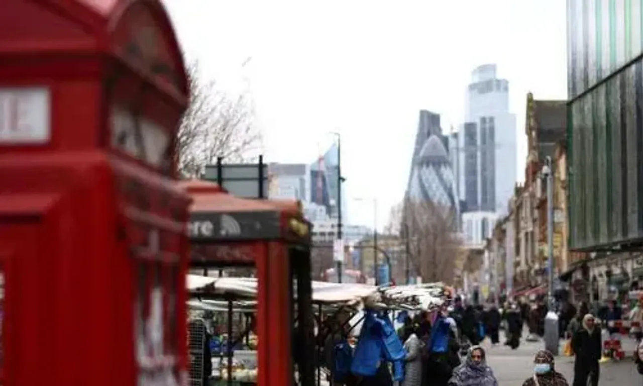 UK economy falls into recession, adding to Sunaks election challenge
