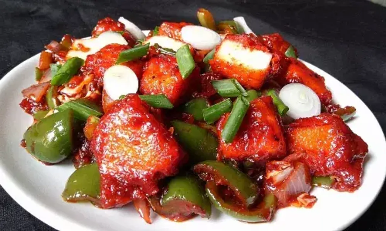 Paneer Chilly: A popular Indo-Chinese starter dish that is made from paneer, onion and capsicum