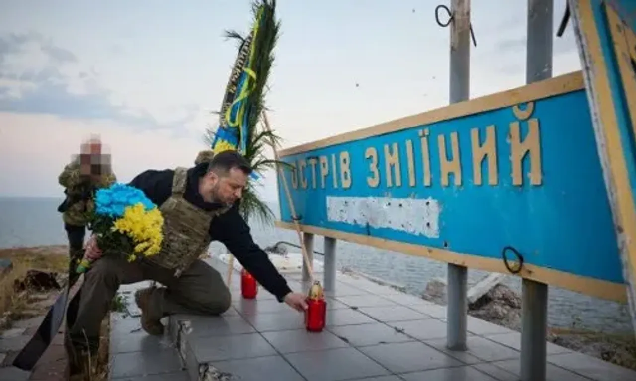 Ukraine's President visits Snake Island to honour soldiers on 500th day of Russian invasion