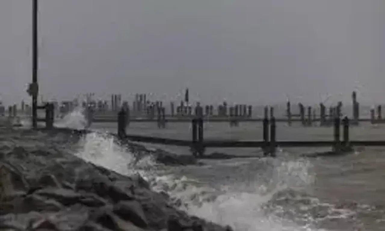 US: Mid-Atlantic coast under flood warnings as Ophelia weakens to post-tropical low and moves north