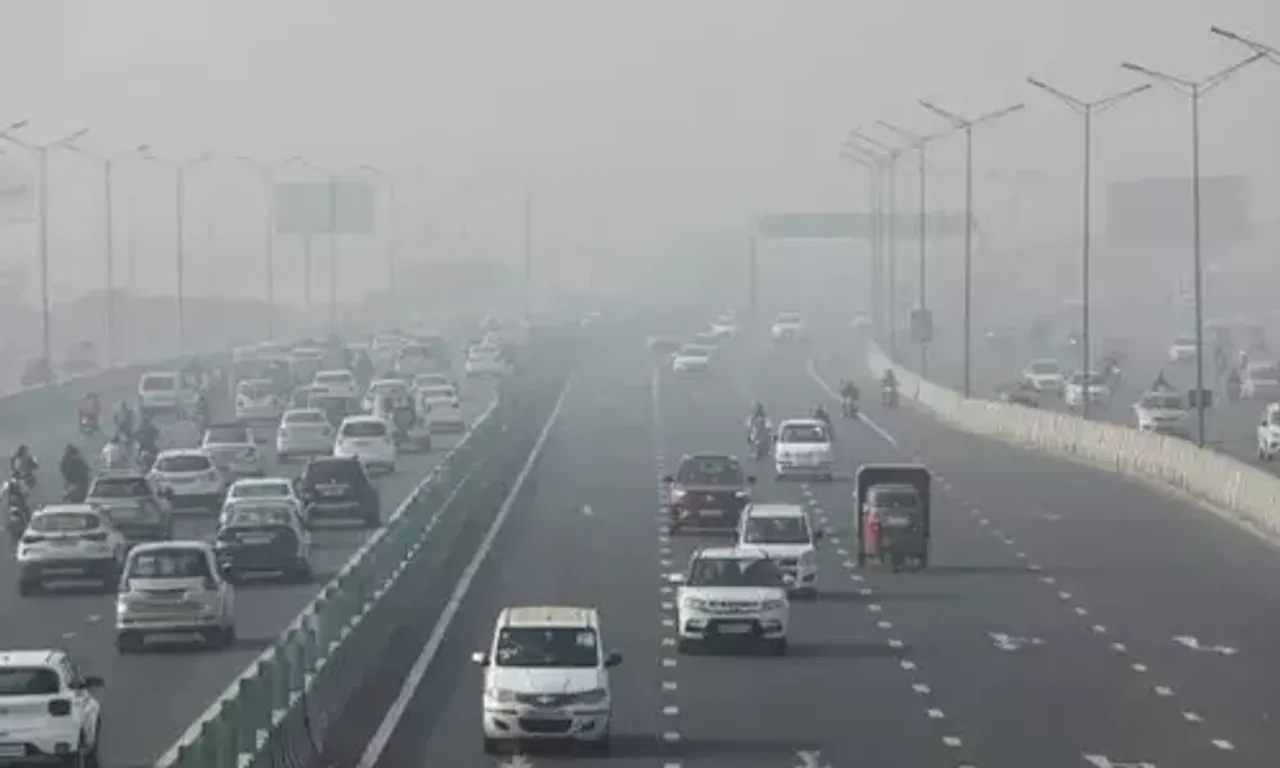 Thick layer of fog grips Delhi, causes delay of over 130 flights and 20 trains