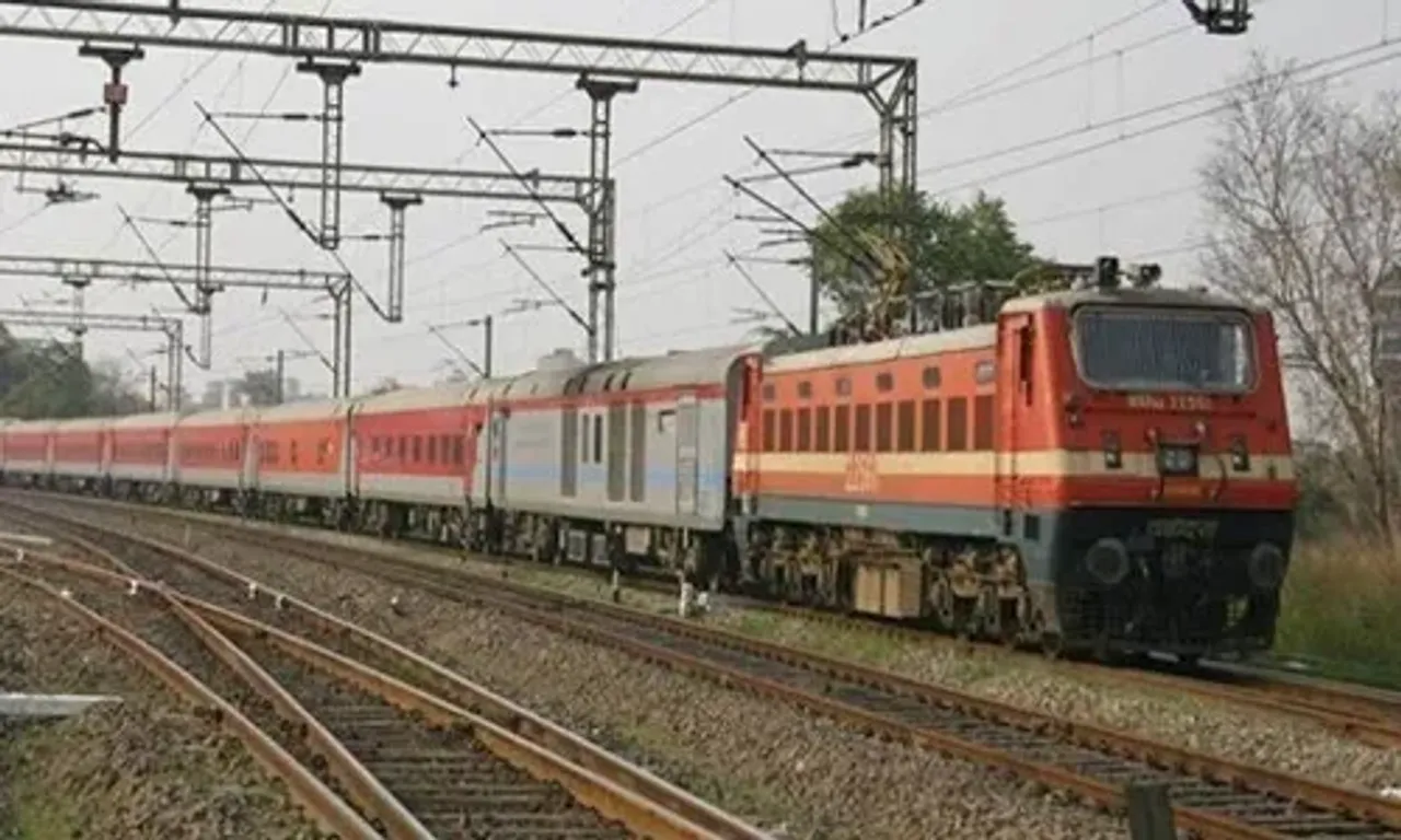 Vadodara railway police and RPF nabbed interstate gang involved in robbery inside express trains