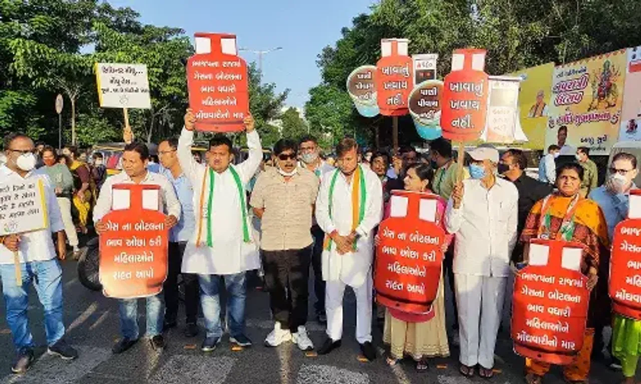 Vadodara Congress burn symbolic effigy of Ravan in protest against rising fuel and milk prices