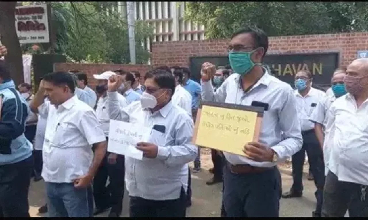 Protest against Electricity Amendment Bill in Vadodara outside MGVCL office