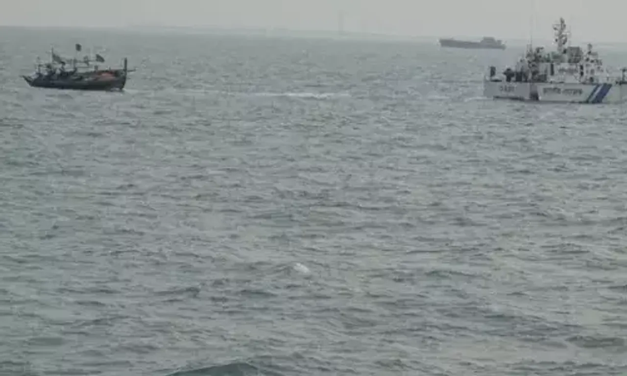 Police: Drugs worth ₹350 cr seized from fishing boat off Gujarat coast, 9 arrested