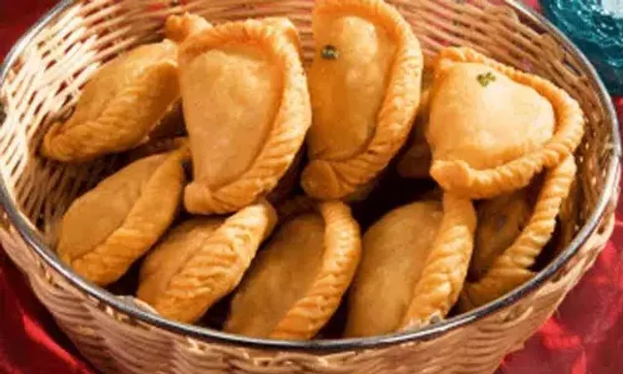 Gujiya Recipe: The best thing about this delicacy is the combination of sweet, yummy filling and crispy outer coating