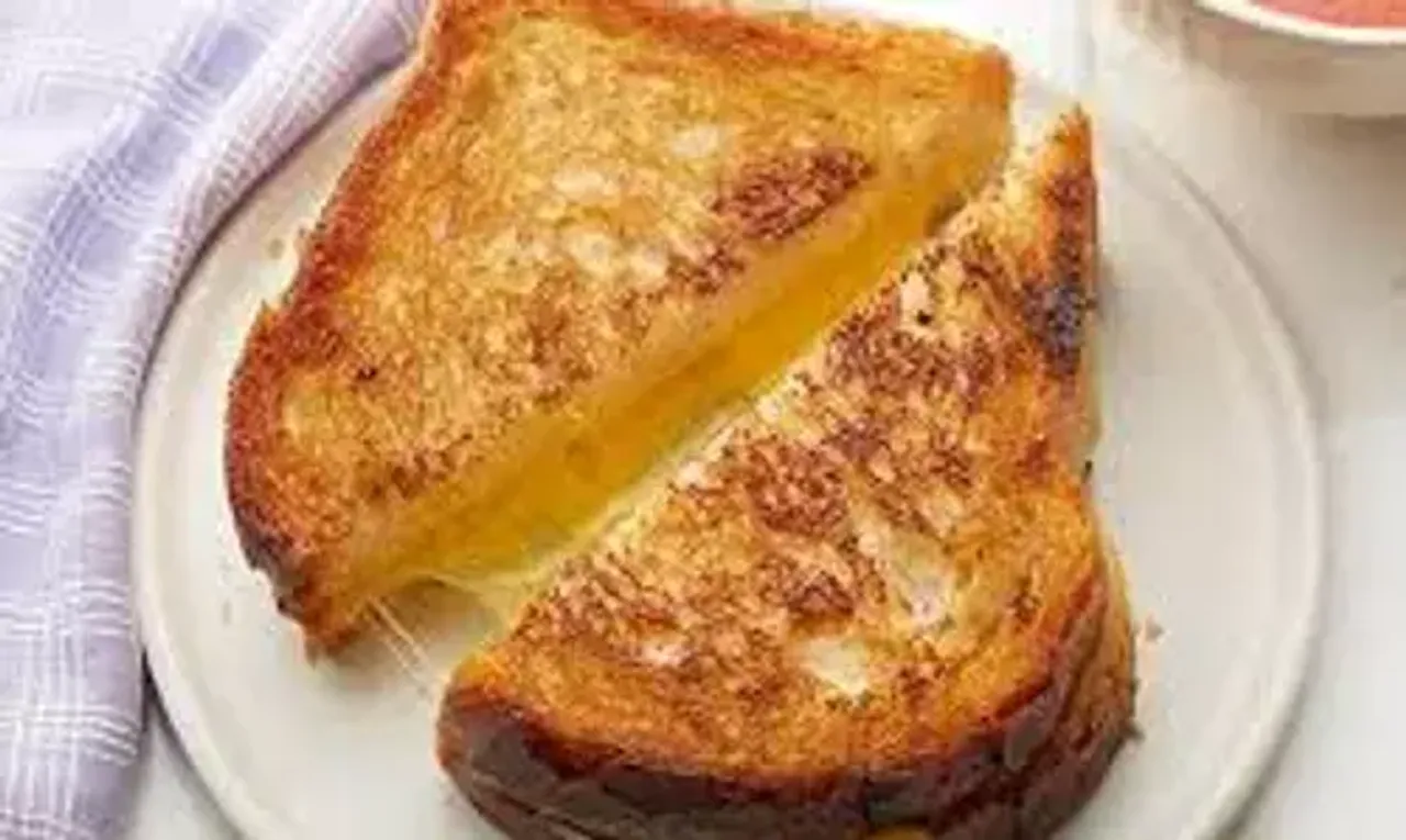 Cheddar Cheese Crust Sandwich Recipe:This sandwich would be your favourite on-the-go breakfast