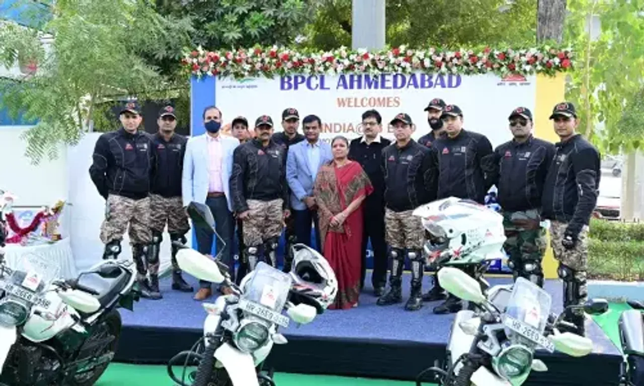 Major General Mohit Wadhwa GOC, Golden Katar division flags off BRO motorcycle expedition 2021