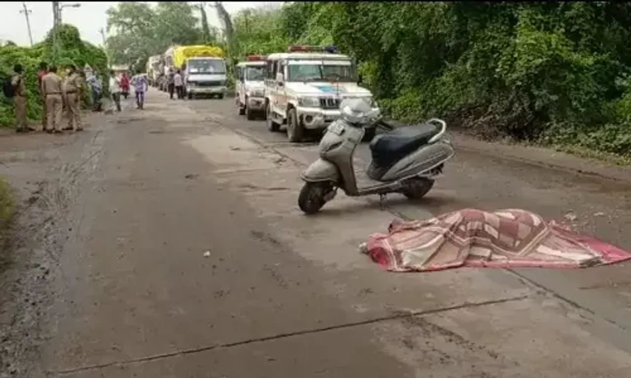 Teacher killed in road accident due to bad roads at Nandesari near Vadodara