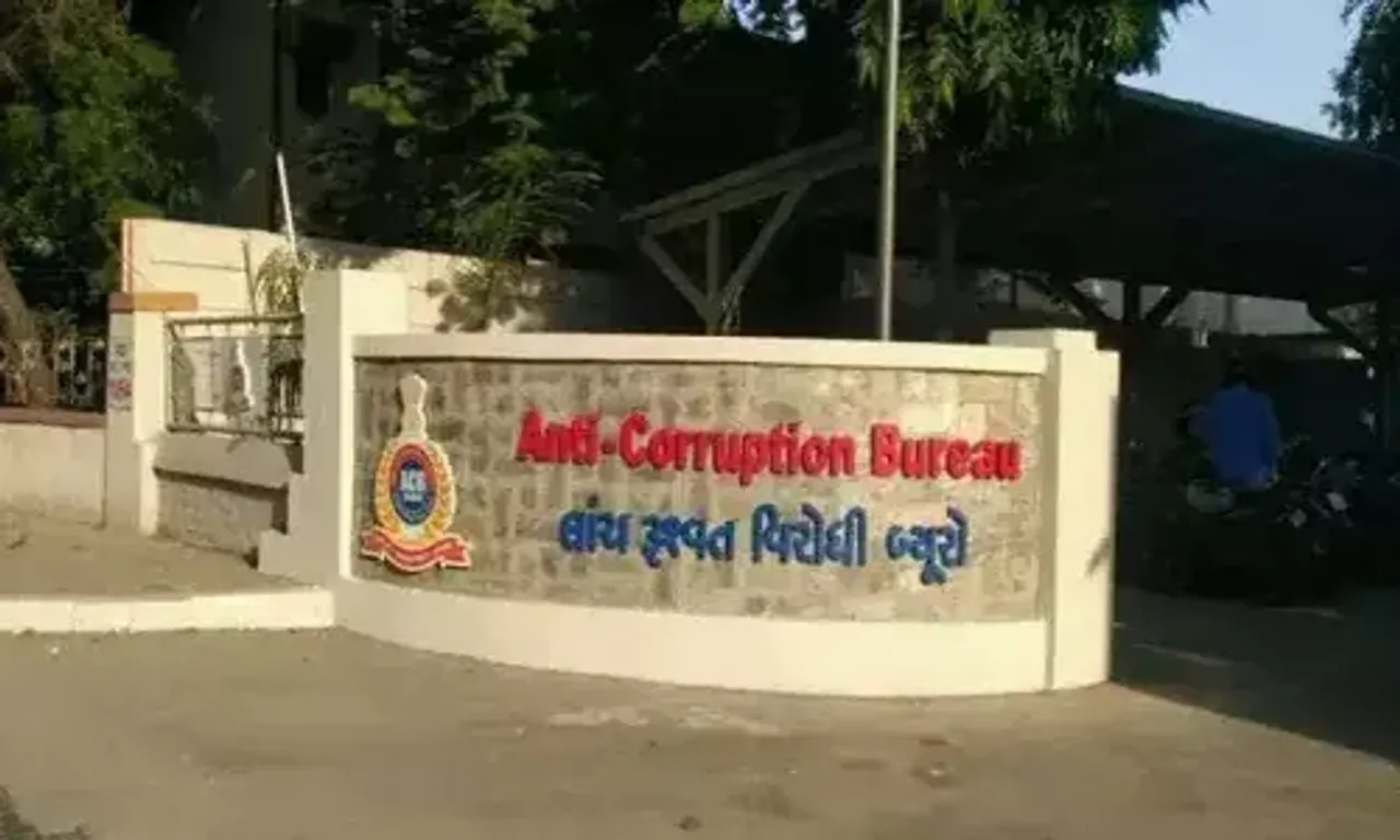 Vadodara ACB caught Deputy Mamlatdar of Karjan and intermediary came to collect bribe on his behalf