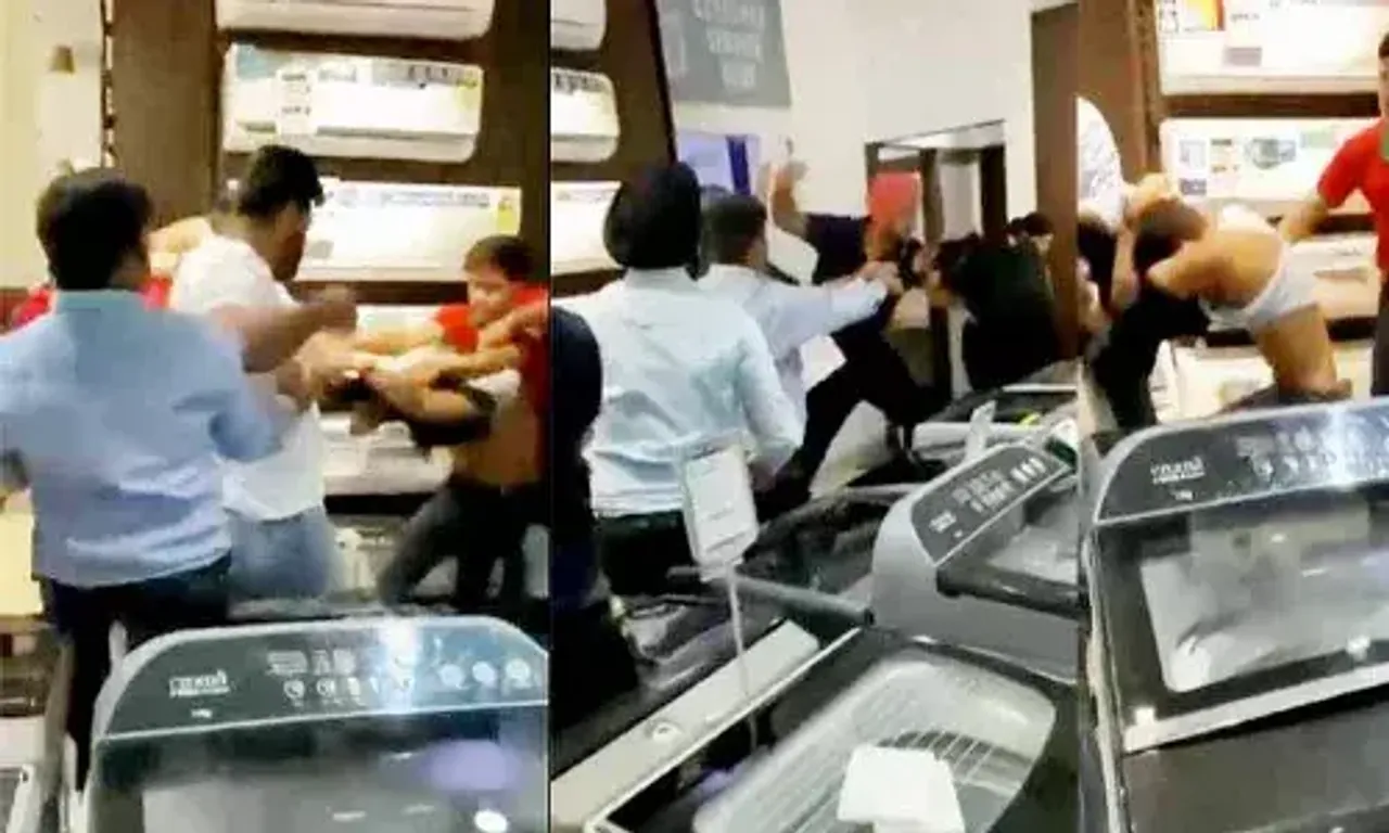 iPhone 15 Craze : Due to late delivery, Customers beat the store staff angrily even tore clothes; watch video