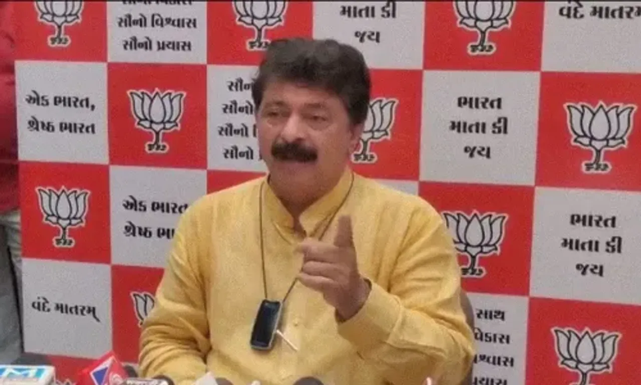Revenue Minister Rajendra Trivedi pays surprise visit to Vadodara Collectorate
