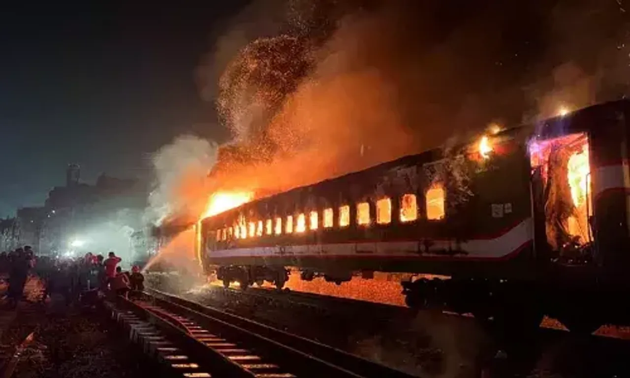 Bangladesh: Four killed, several injured after train set on fire