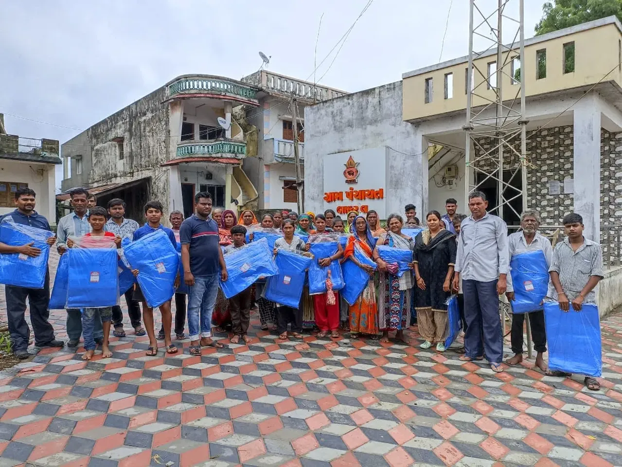Pro Life Foundation and Bharat Vikas Parishad provide 1,500 tarpaulins to labourers in  six villages near Ankleshwar's Panoli industrial zone
