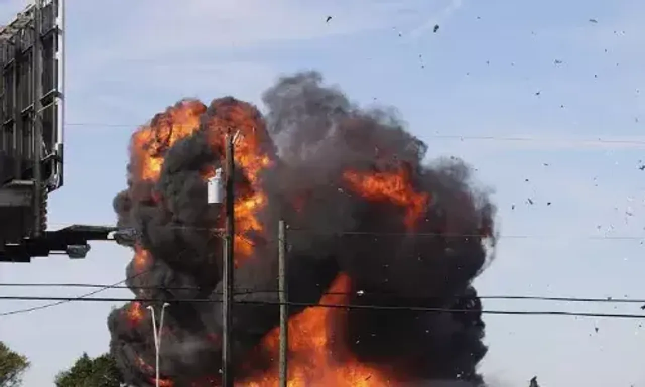 Midair plane crash in Dallas airshow caught on video, 6 feared dead