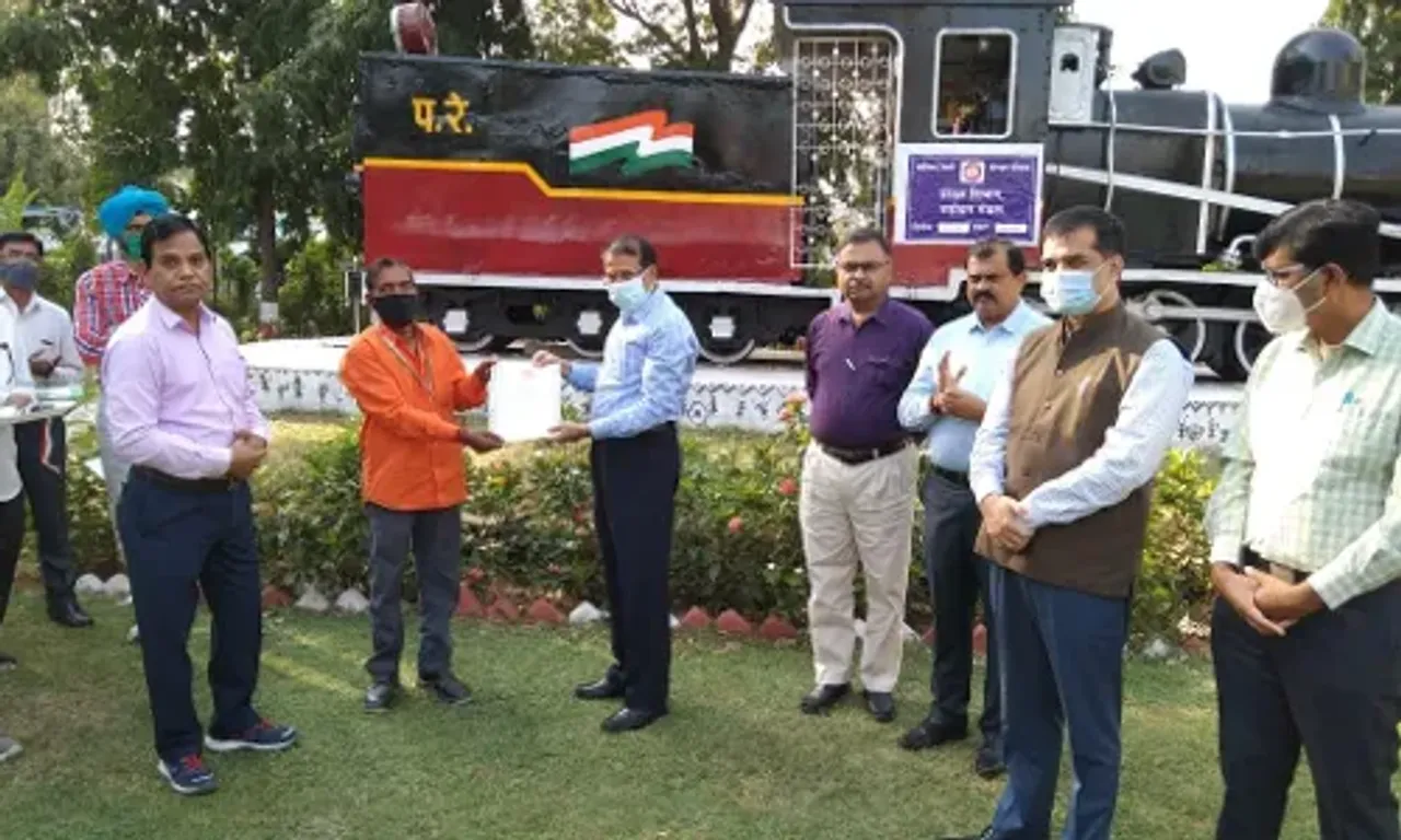 "Man of the Month" award to 19 railway personnel of Vadodara Division for their remarkable work in the field of safety