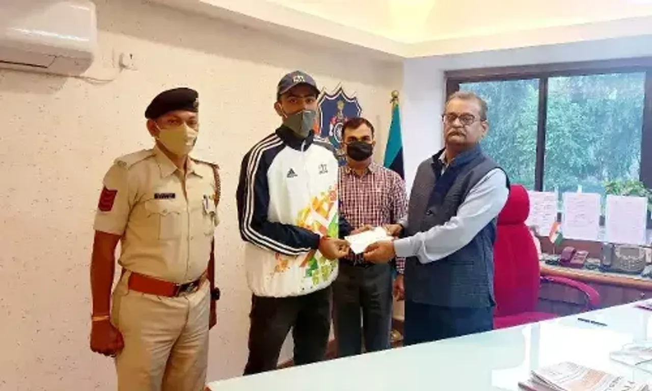 Policeman son recieved sports promotion scholarship of Rs. 4 lakh from the state's Central Police Welfare Fund