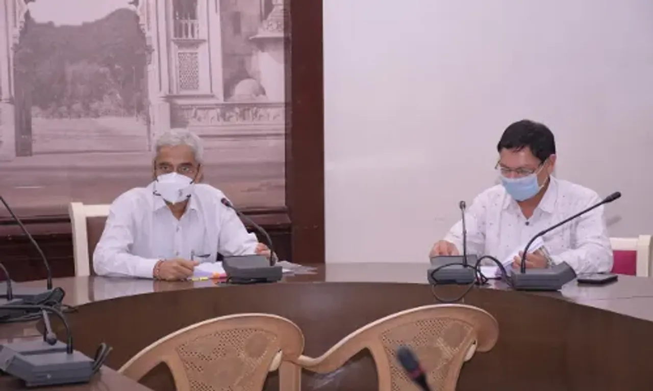 Vadodara Collector R.B. Barad directed oil traders to disclose the stock of oil and oilseeds