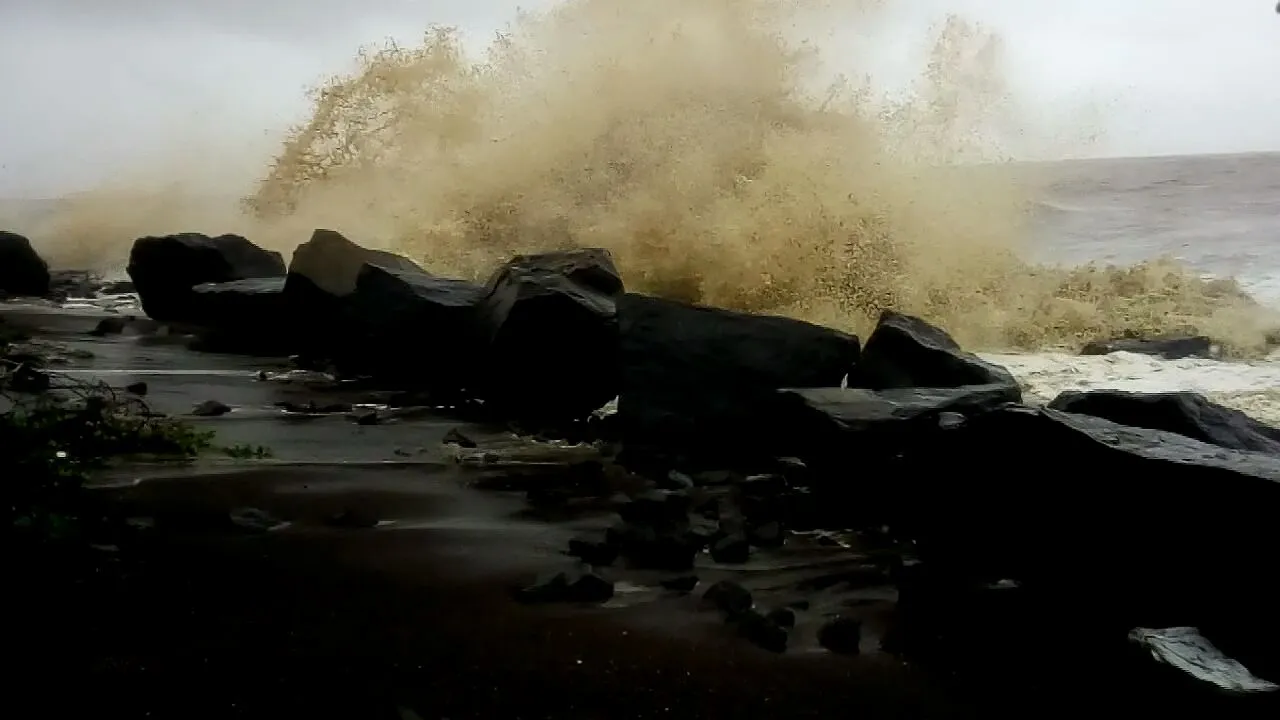 High tides in Valsad, crossed the protection wall of the village