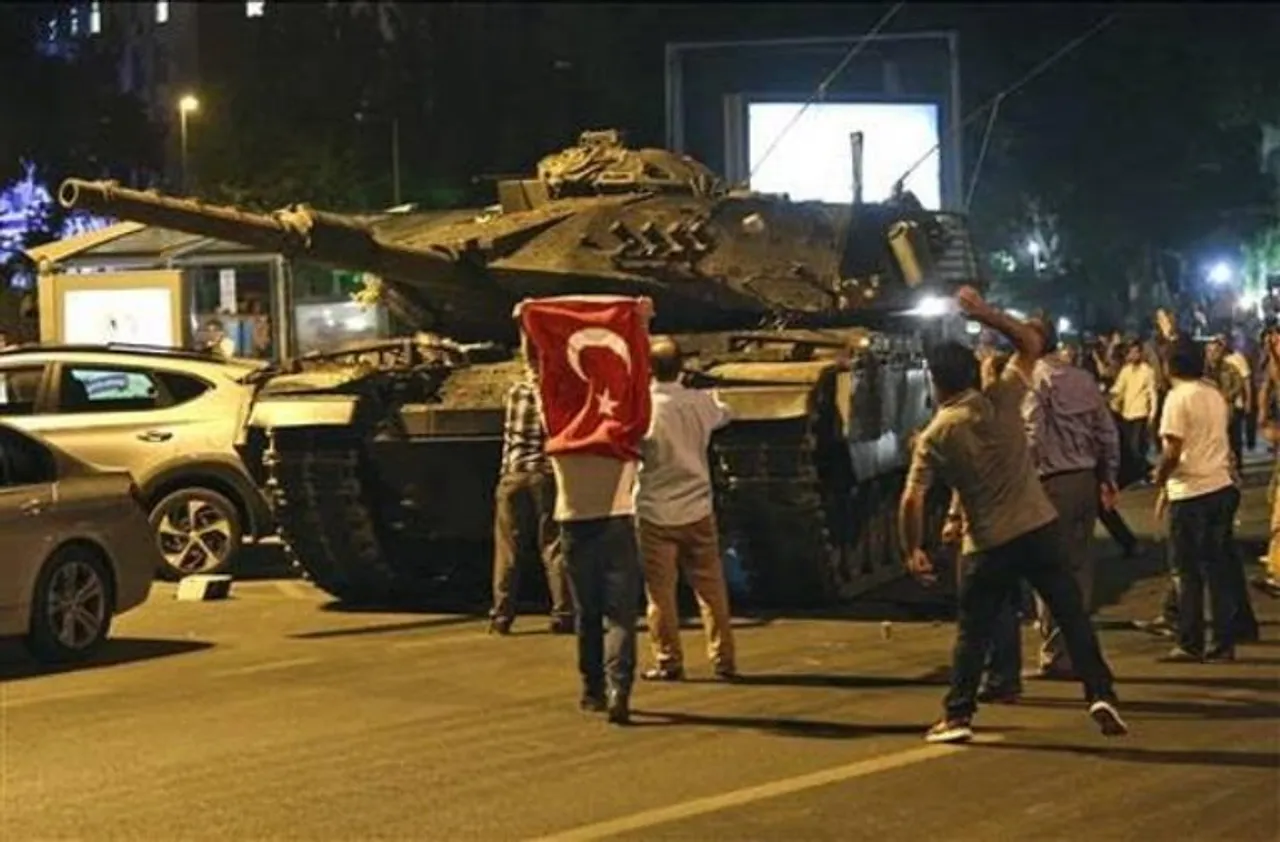 Turkey Military attempts coup, People gathered to protest against soldiers