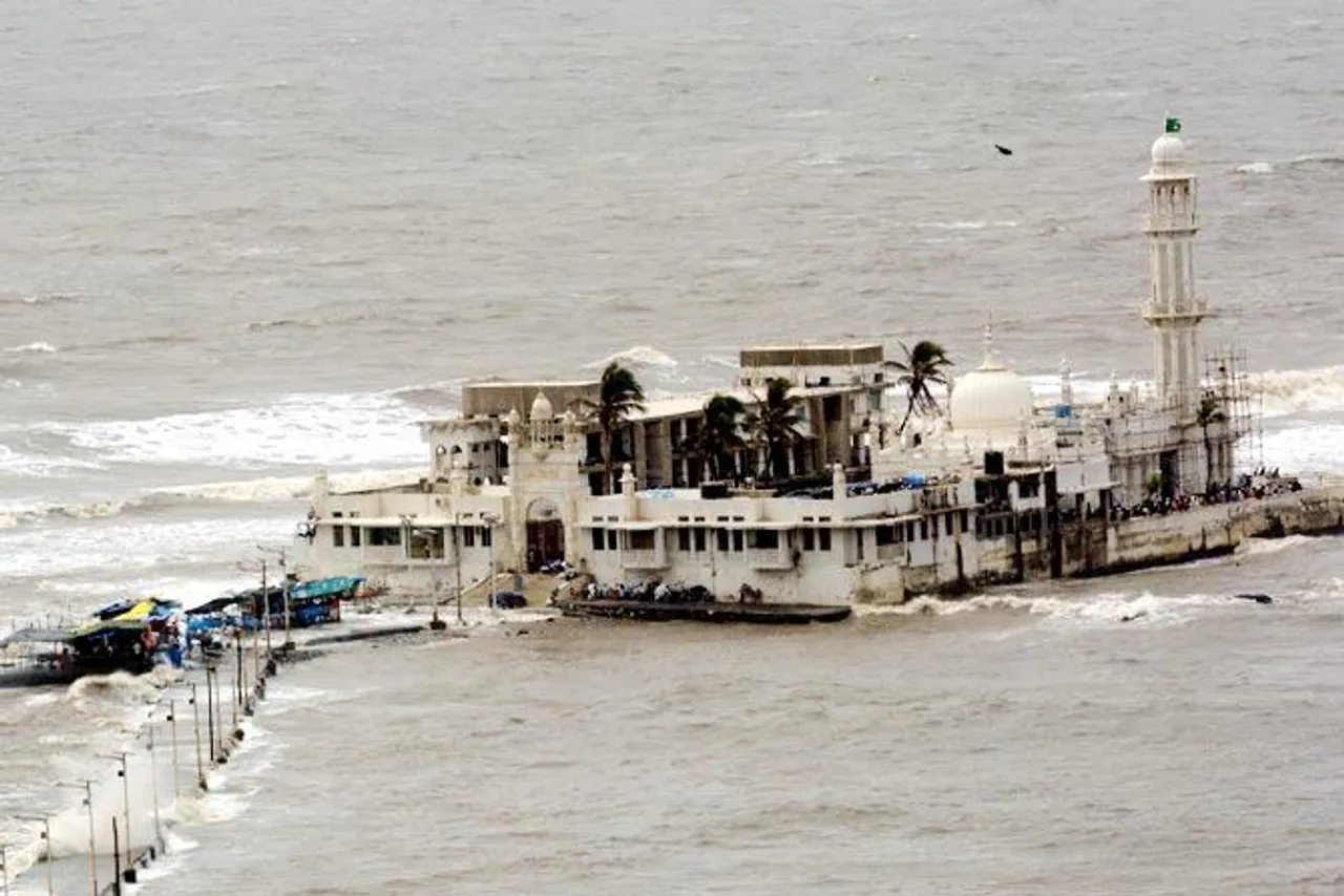 Bombay HC permits women inside Haji Ali dargah