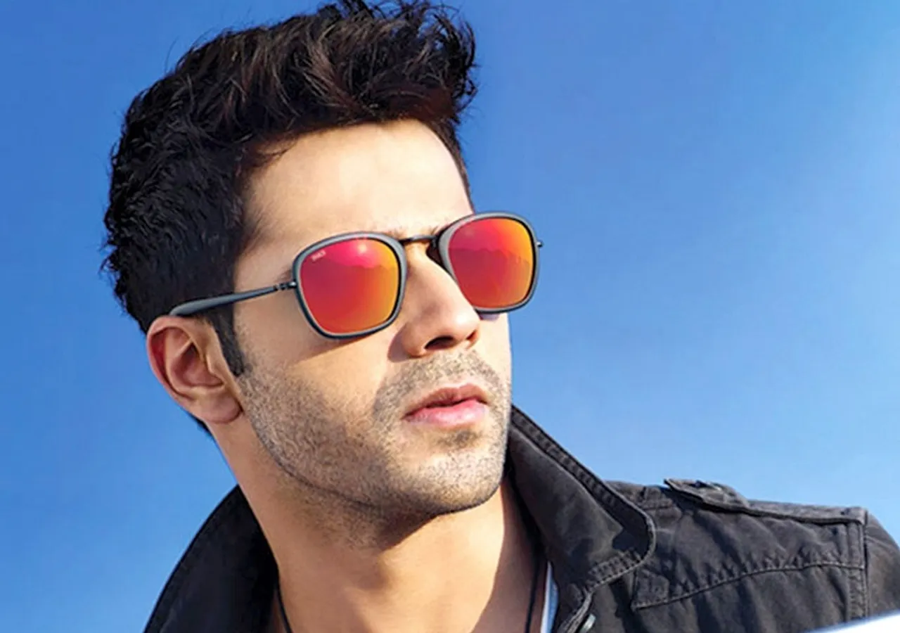 Varun Dhawan gets mobbed by fans at Delhi conclave