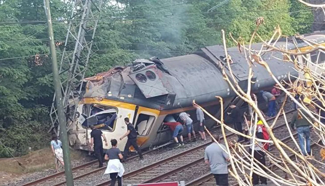 At least 4 killed in Spain as train derails