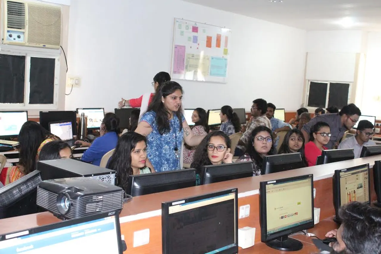 Workshop on social media management & measurement held at Semcom Vidhyanagar by Dr. Khushbu Pandya