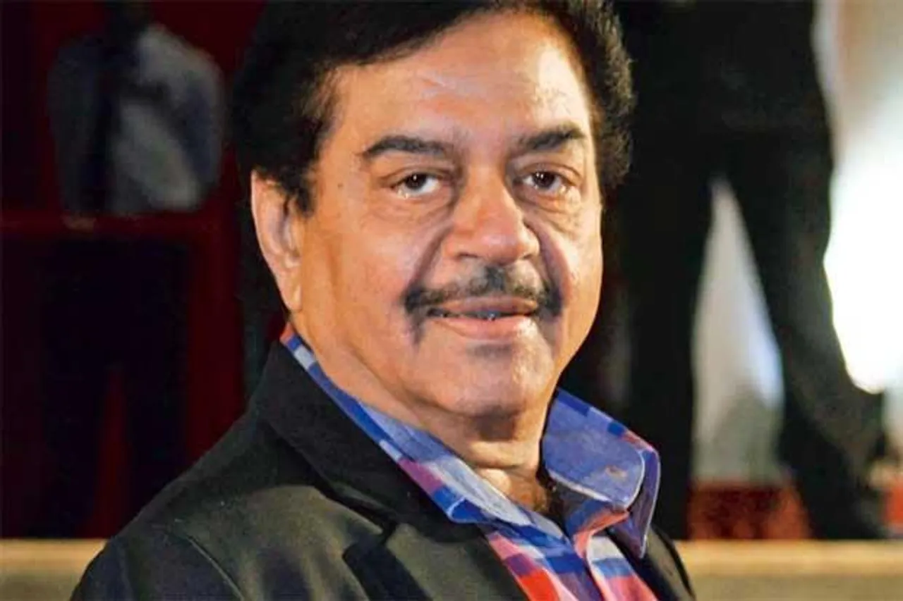 Shatrughan Sinha backs Akhilesh Yadav