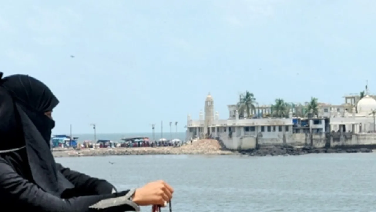 Women to continue to be barred from Haji Ali shrine for now