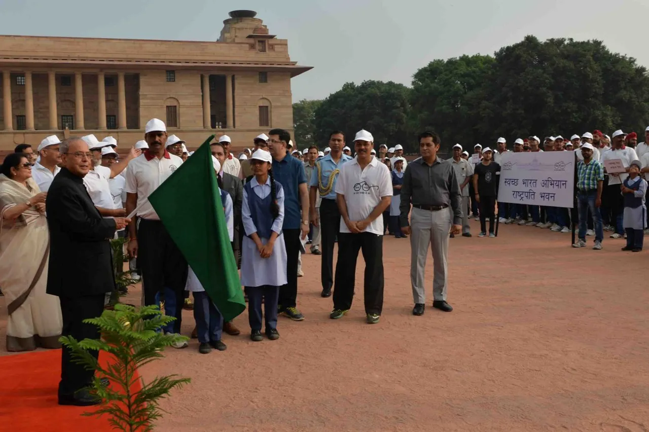 President flags off Swachh Bharat march