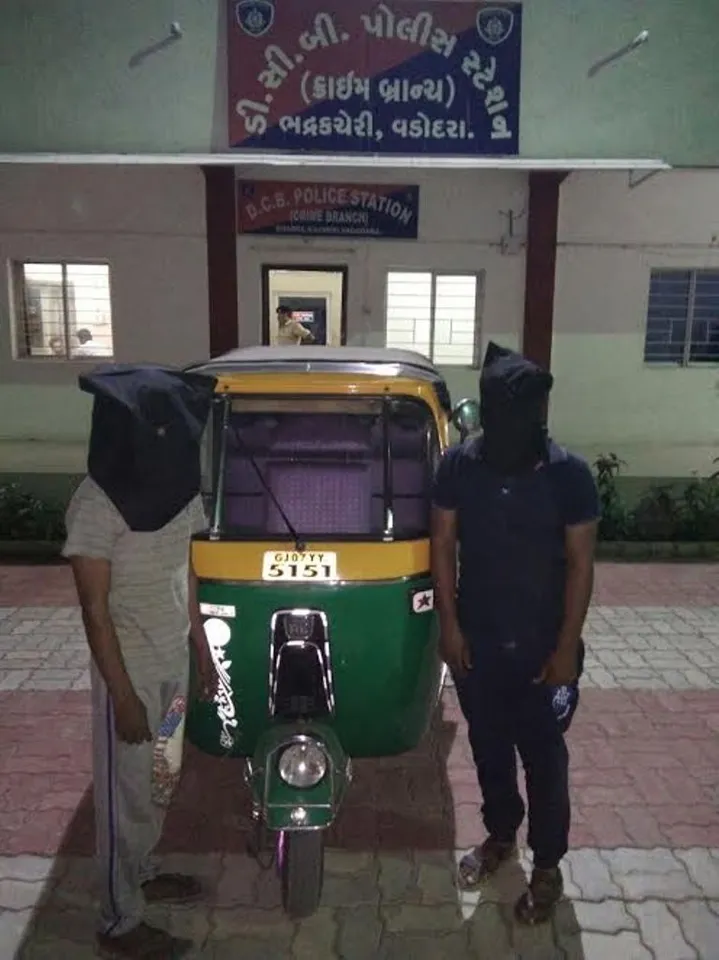 Vadodara crime branch arrested two persons of the gang involved in theft of jewellery